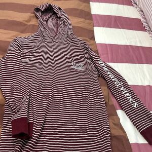 Vineyard vines boys burgundy tshirt hoodie sz S 8/10